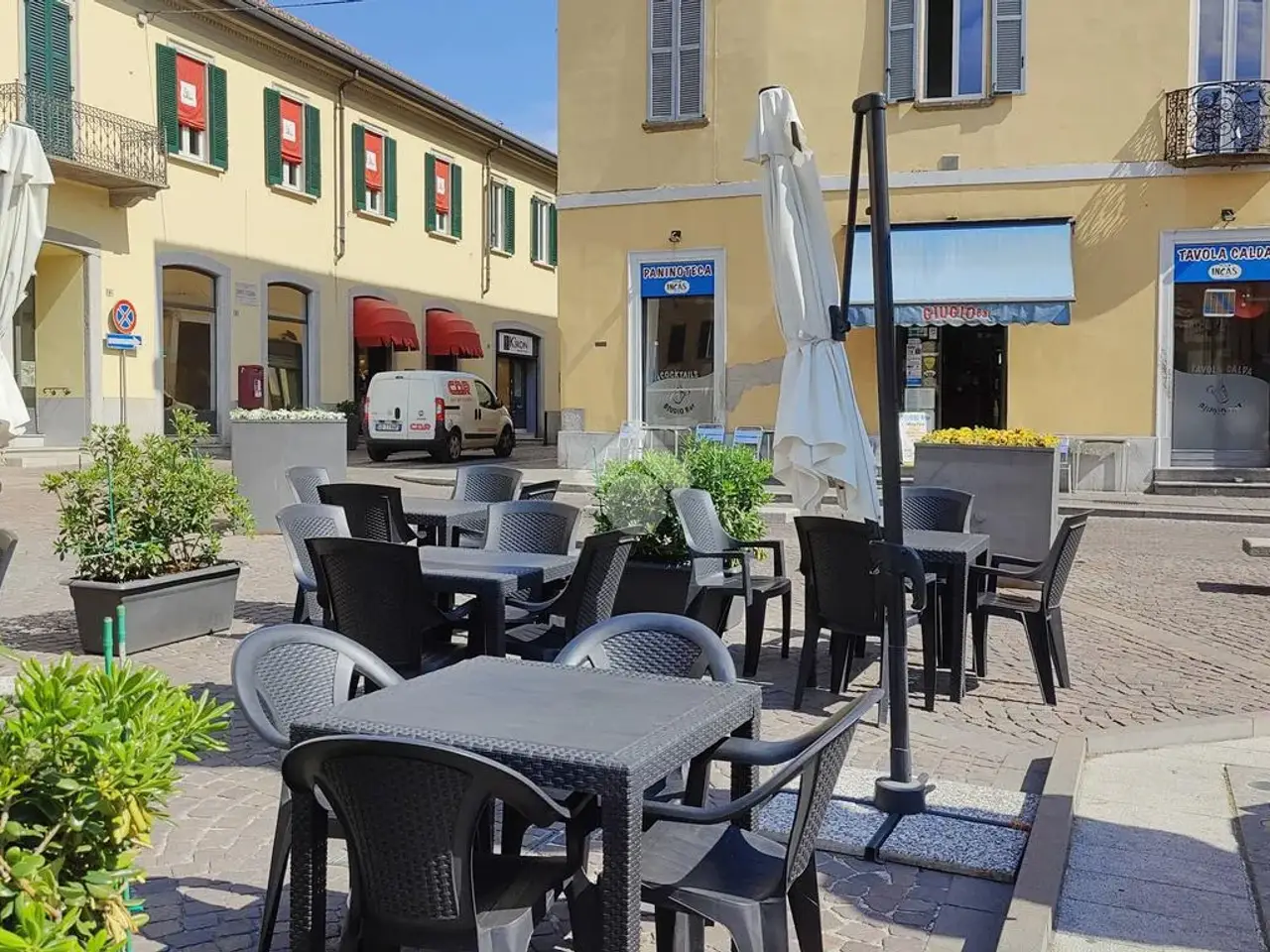 Negozio in Piazza IV Novembre 10, Carate Brianza, {3} - Foto 2