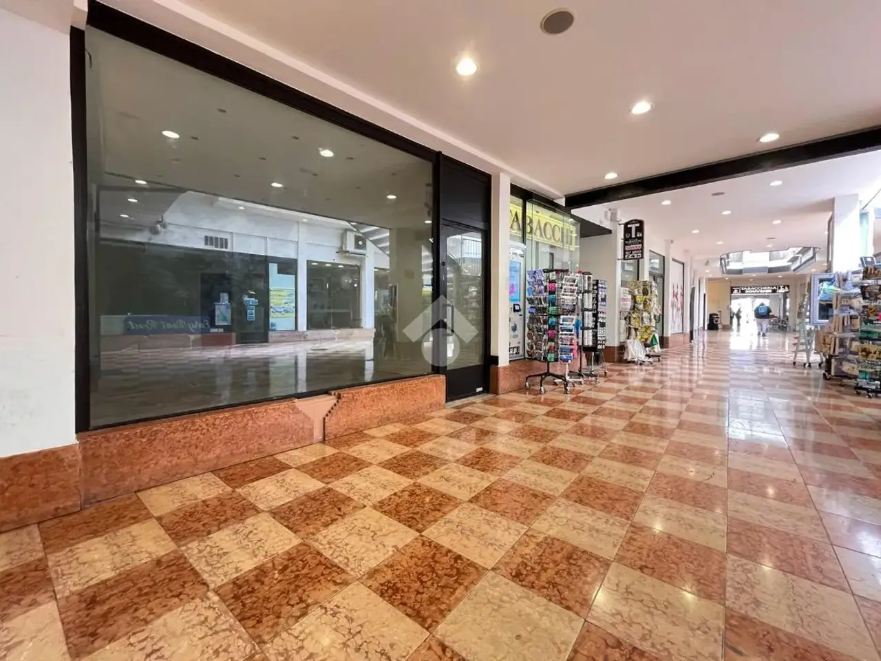 Negozio in Piazza Giacomo Matteotti 21, Desenzano del Garda, {3} - Foto 1