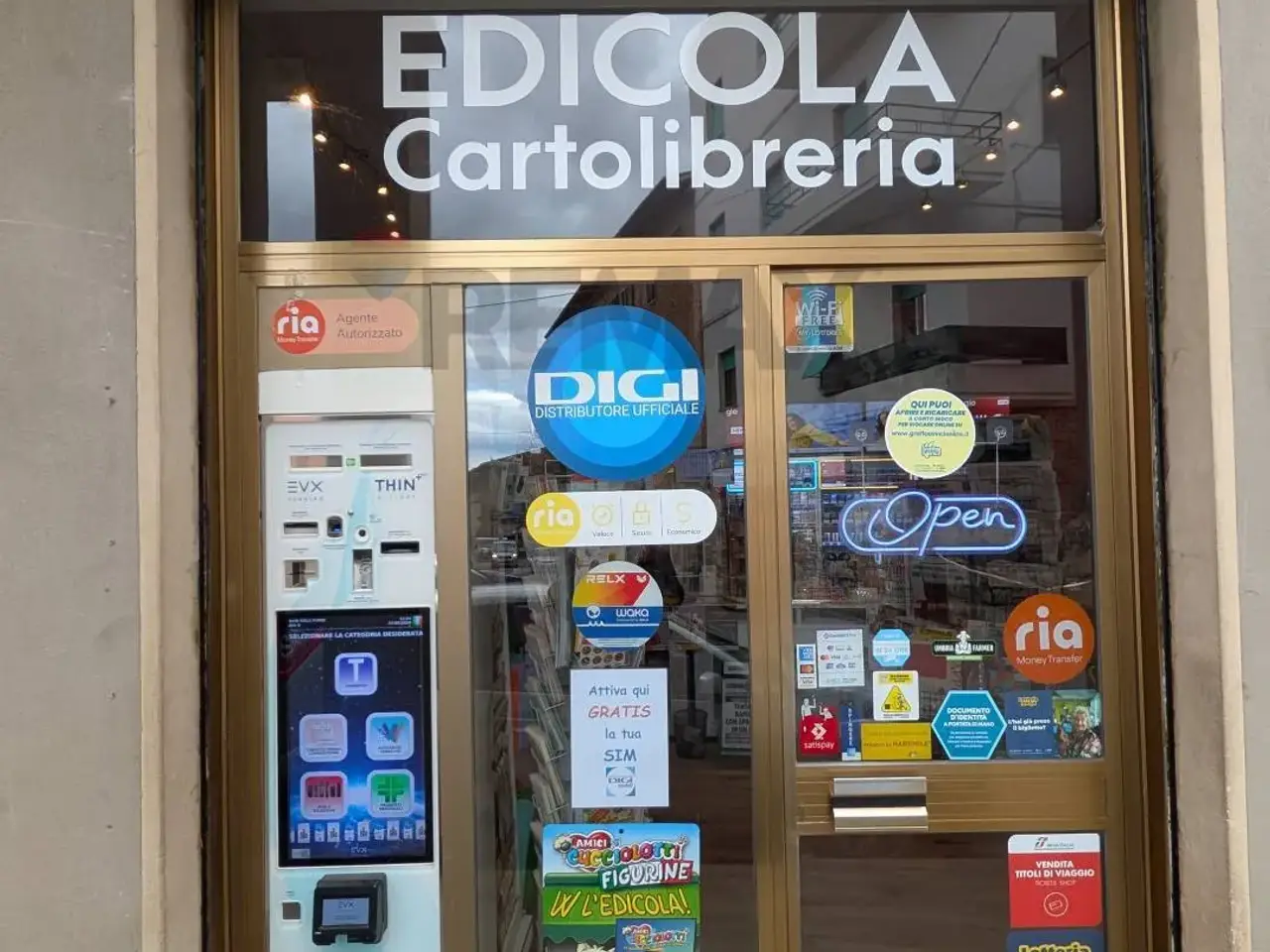 Esercizio commerciale in Piazza del Popolo 3, Castiglione Del Lago, {3} - Foto 1