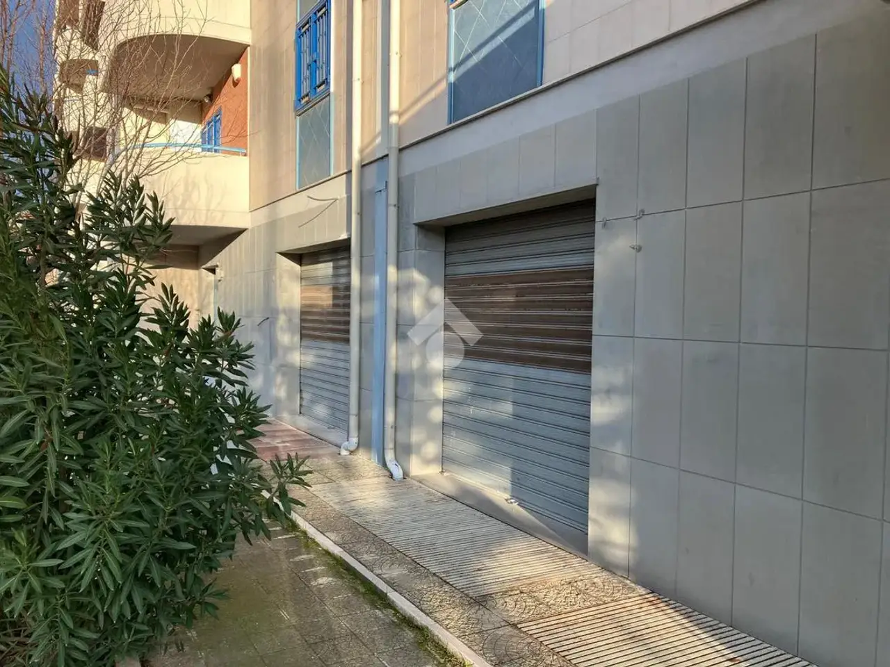 Negozio in Via Enrico Berlinguer 42, Foggia, {3} - Foto 2