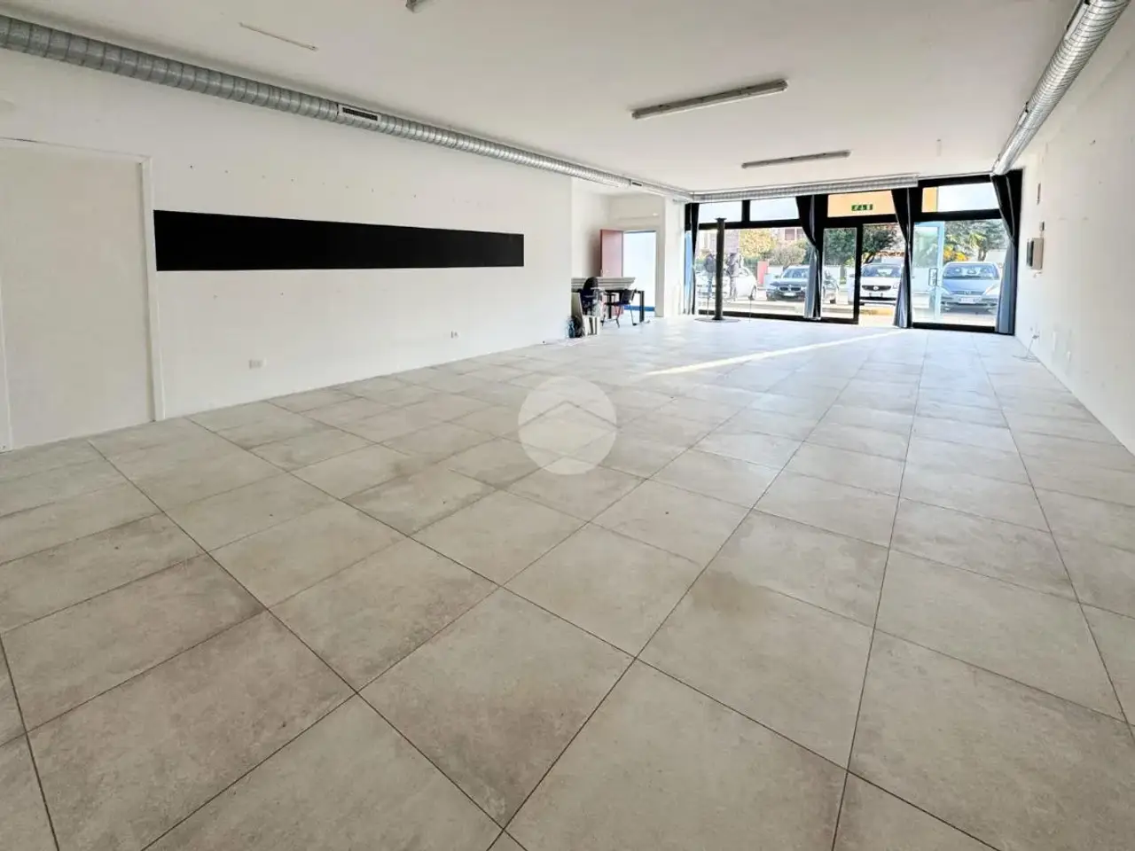 Negozio in Via Francesco Petrarca 16, Porto Mantovano, {3} - Foto 1