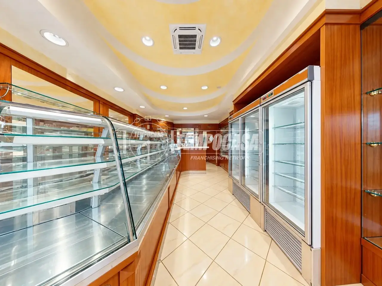 Esercizio commerciale in Via Archita da Taranto 7, Lecce, {3} - Foto 2