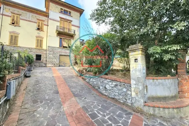 Villa in Viale Mario Bustichini, Montecatini-Terme - Foto 1