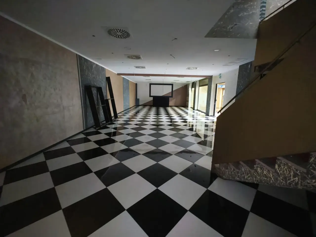 Palazzina commerciale in Piazza Boves 3, Cuneo, {3} - Foto 1