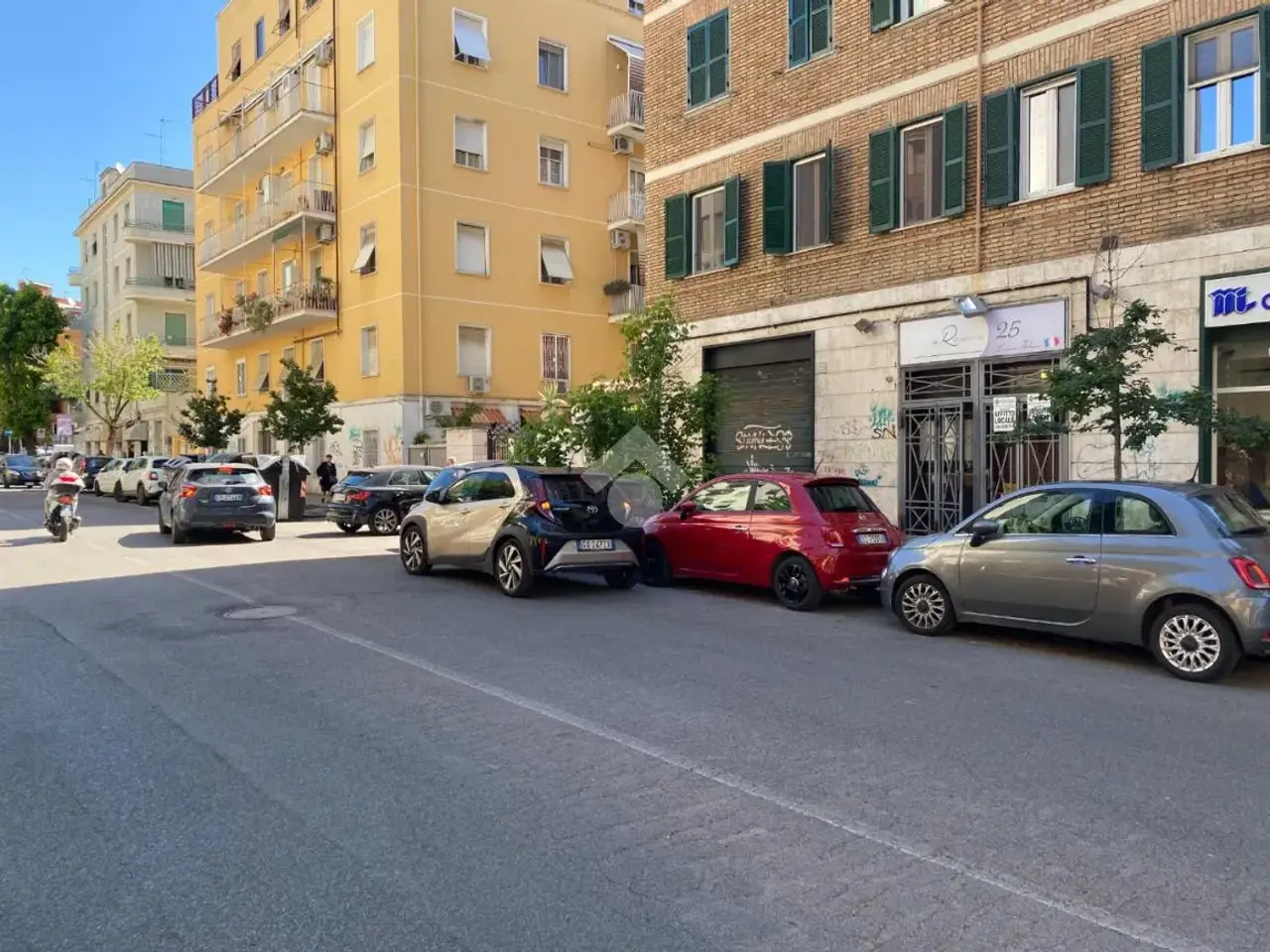 Negozio in Via degli Opimiani 25, Roma, {3} - Foto 1