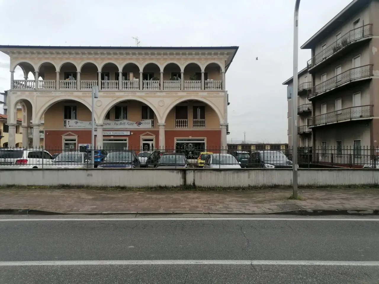 Negozio in Via Cesare Battisti 94, Rovato, {3} - Foto 1