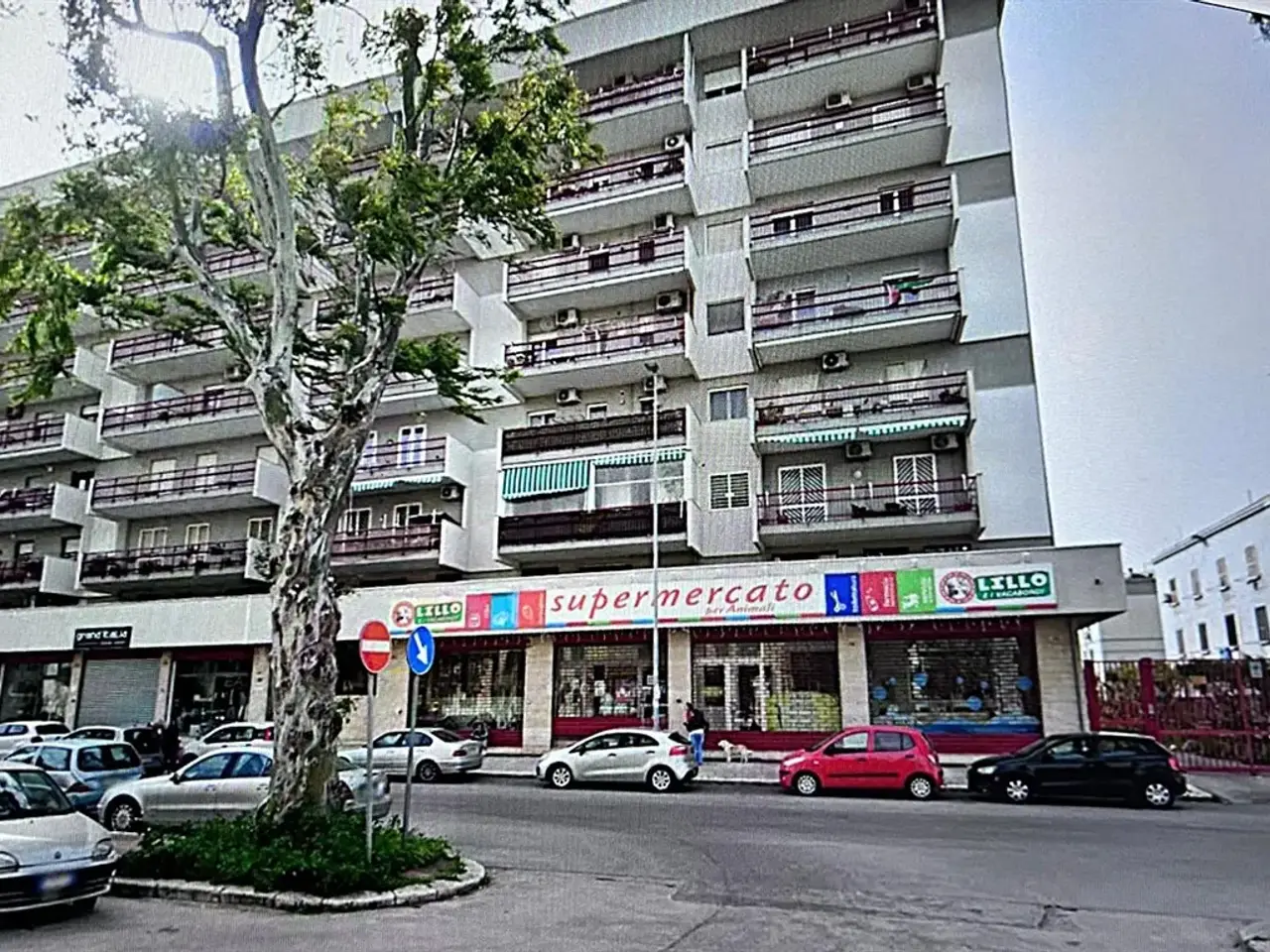 Magazzino in Via Magna Grecia 1, Bari, {3} - Foto 1