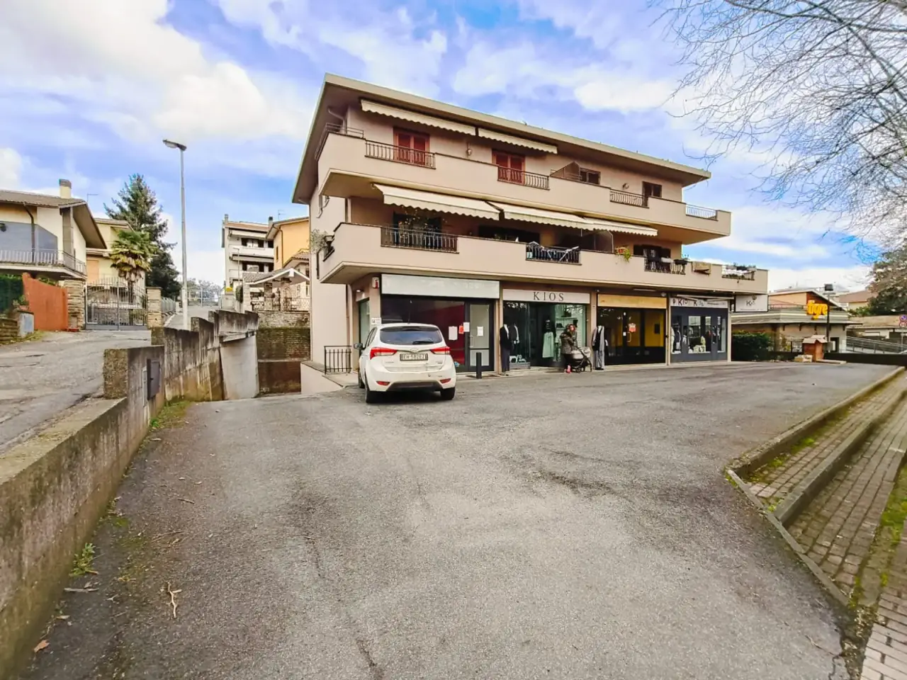 Negozio in Via Guglielmo Marconi 64, Sutri, {3} - Foto 1