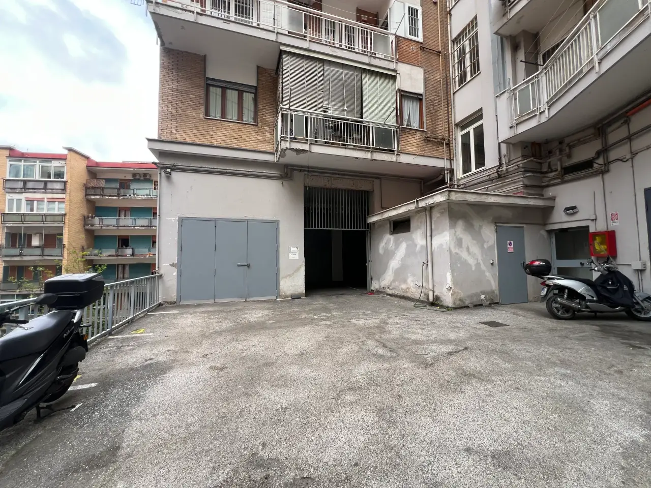 Parcheggio chiuso in Via Guido De Ruggiero 66, Napoli, {3} - Foto 2