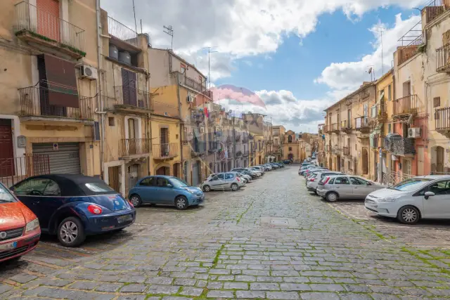 Detached house in Via Falcone 7, Caltagirone - Photo 1