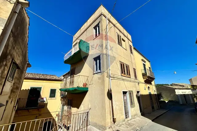 Casa indipendente in Via Maria Paterno Arezzo 17, Ragusa - Foto 1