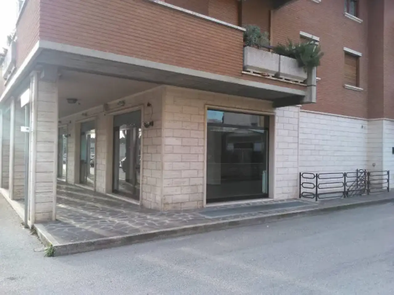 Negozio in Via Patrono d'Italia, Assisi, {3} - Foto 2