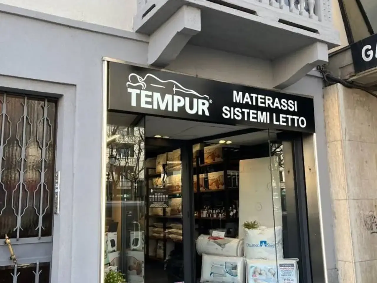Locale commerciale in Piazza Martiri della Libertà 1, Rivoli, {3} - Foto 1
