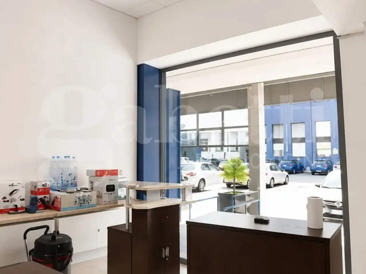 Negozio in Via Ferrante Imparato  190, Napoli, {3} - Foto 1