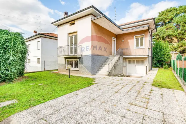 Villa in Via Antonelli 4, Cassano Magnago - Foto 1