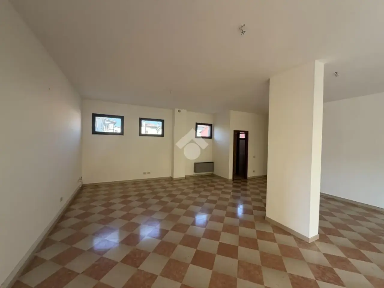 Negozio in Via Piave 24, Caerano Di San Marco, {3} - Foto 1