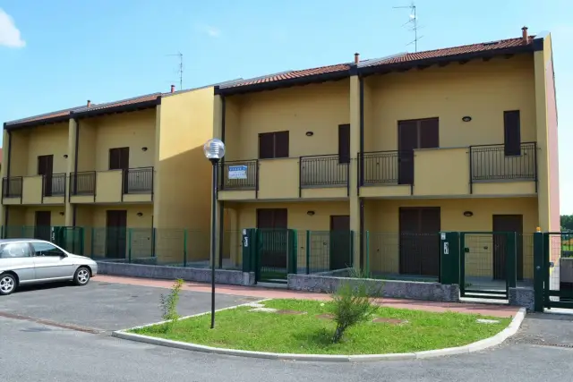 Mansion in Piazza Risorgimento, Varallo Pombia - Photo 1