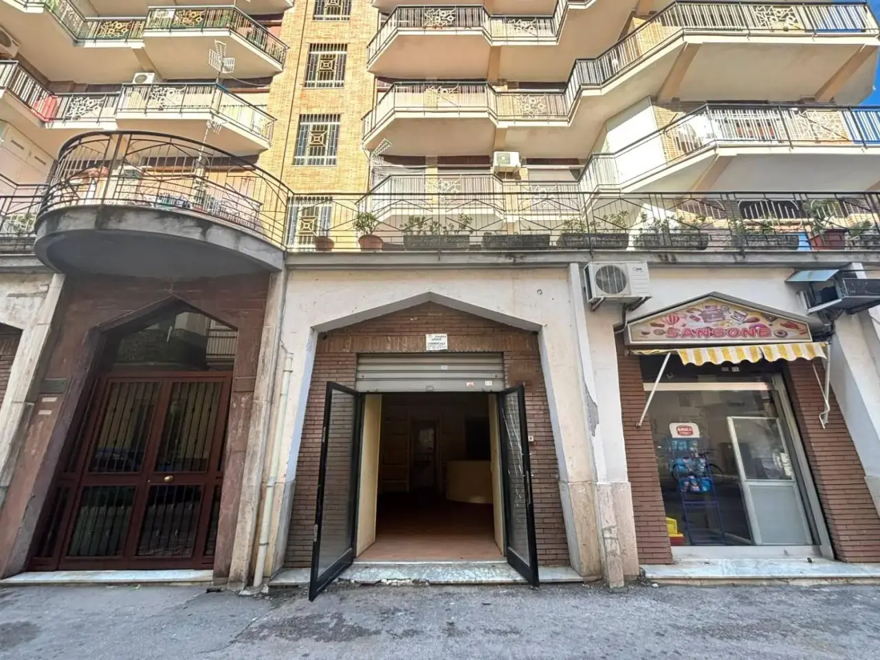 Locale commerciale in Via Alcide De Gasperi, Mugnano Di Napoli, {3} - Foto 1