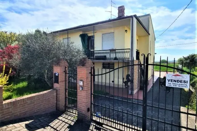 Mansion in Via Staffola, Guastalla - Photo 1