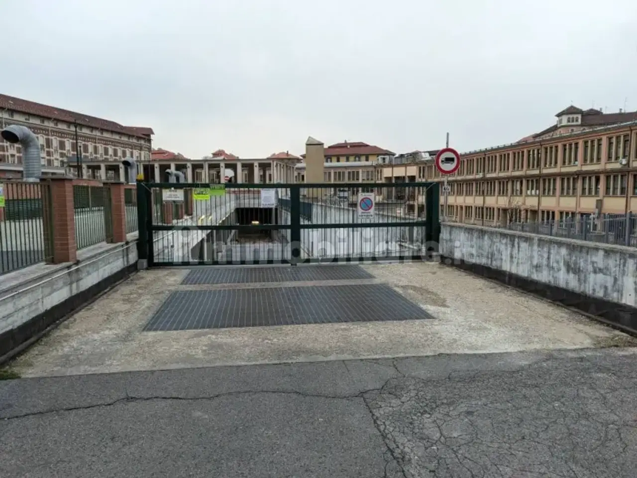 Parcheggio chiuso in , Torino, {3} - Foto 2