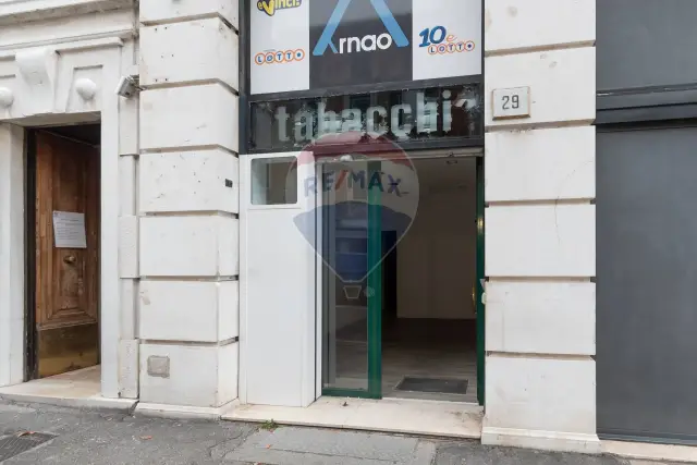 Negozio in Via Fratelli Porcellaga 27, Brescia - Foto 1