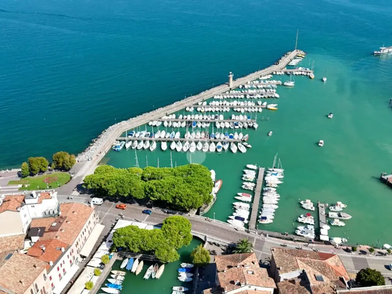 Negozio in Via Porto Vecchio 1, Desenzano Del Garda, {3} - Foto 1
