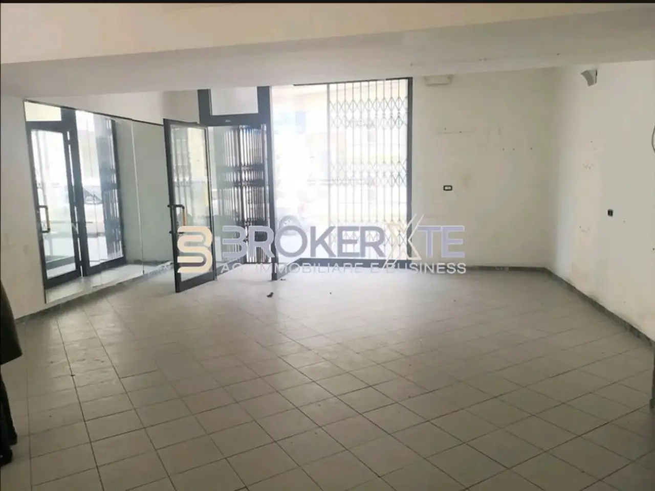 Esercizio commerciale in , Sarzana, {3} - Foto 1