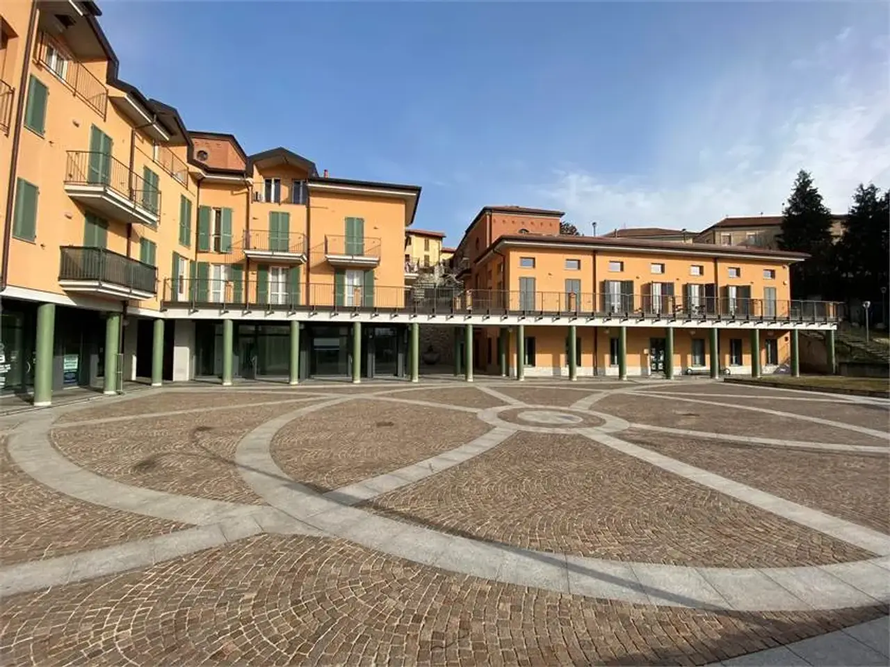 Negozio in Piazza Enrico Baj , Vergiate (Va), Vergiate, {3} - Foto 1