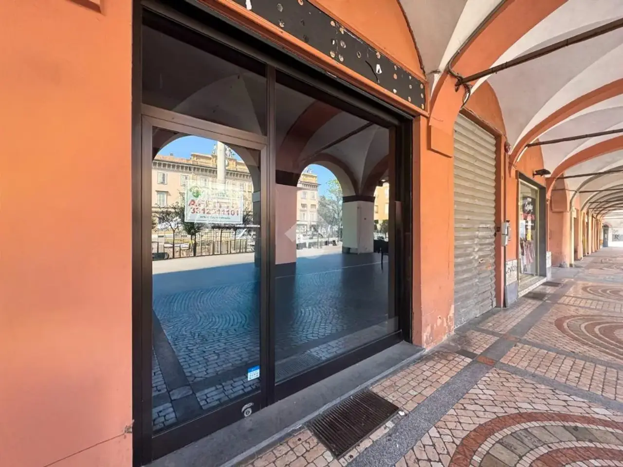 Negozio in Piazza Duomo 14, Piacenza, {3} - Foto 1