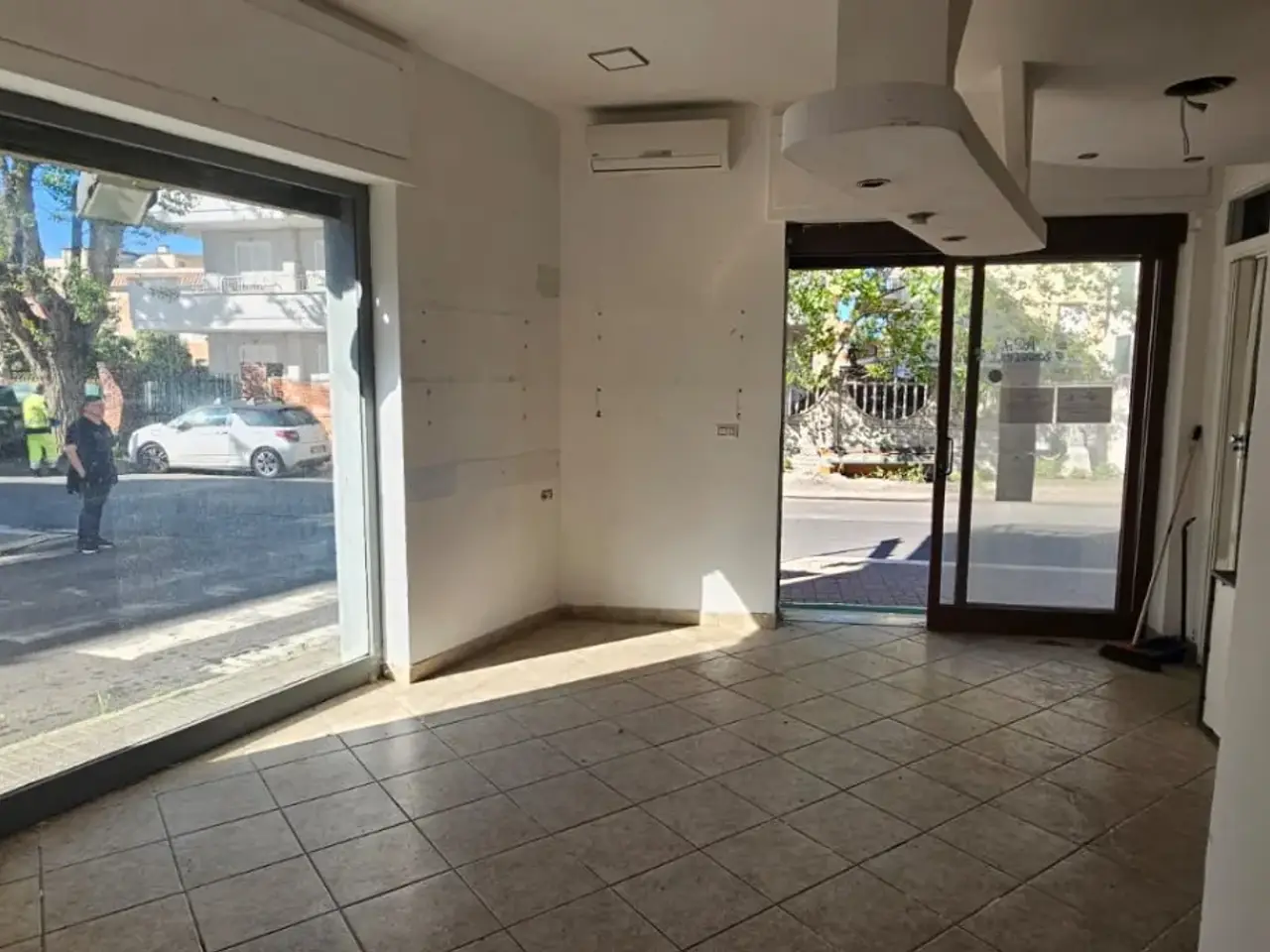 Negozio in Via Florinas 6, Fiumicino, {3} - Foto 1