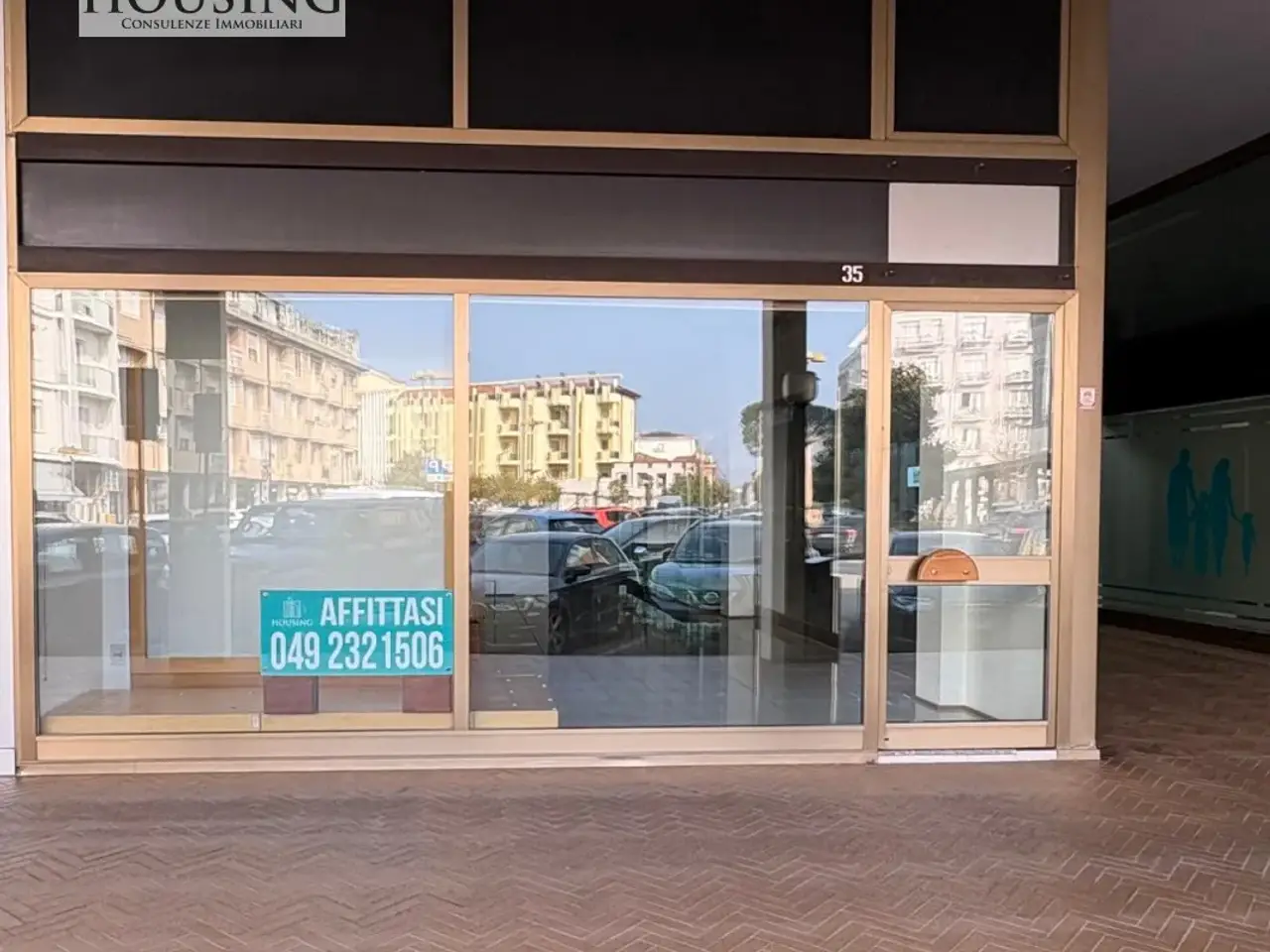 Esercizio commerciale in Piazza Sacro Cuore, Abano Terme, {3} - Foto 1