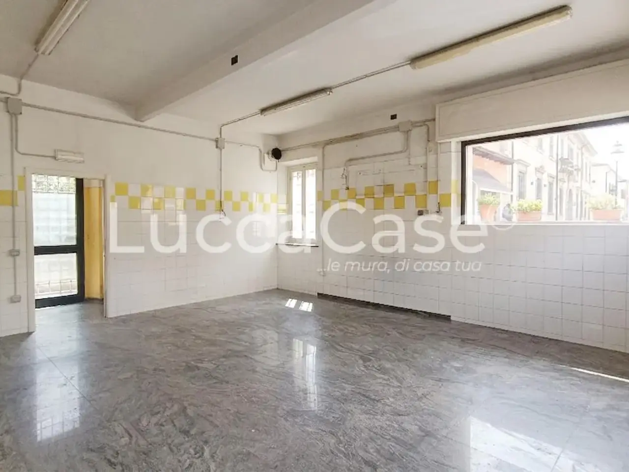 Locale commerciale in , Lucca, {3} - Foto 1