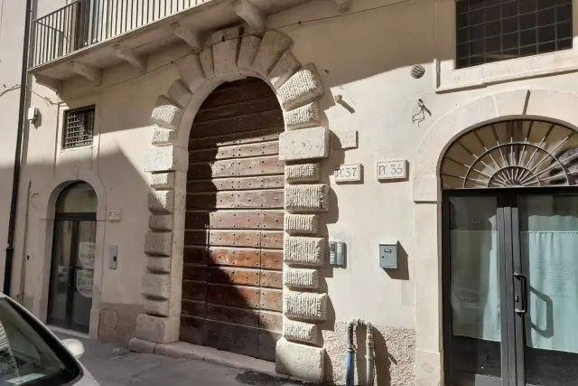 Negozio in Via Cimino 31/37, L'Aquila - Foto 1