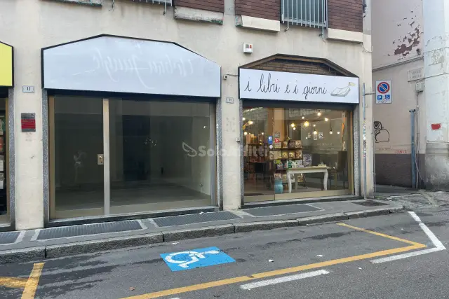 Negozio in Via Montebello  11, Busto Arsizio - Foto 1