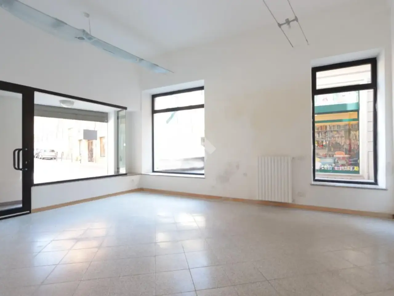 Negozio in Via Andrea Vochieri 76, Alessandria, {3} - Foto 1