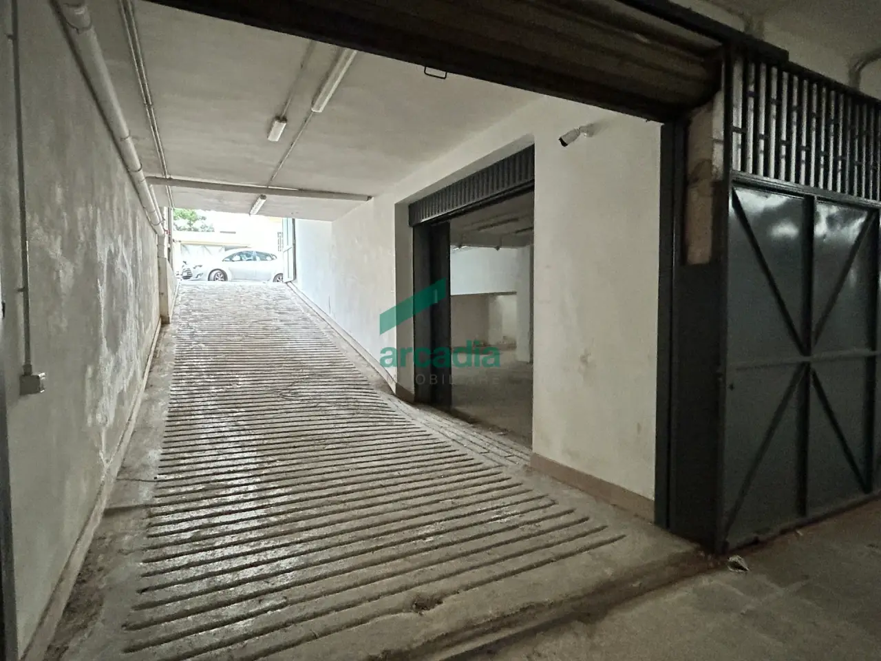 Parcheggio chiuso in Via Monte San Michele 104, Bari, {3} - Foto 1