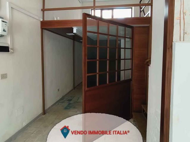 Shop in Via Camillo Benso Cavour 44, Latina - Photo 1