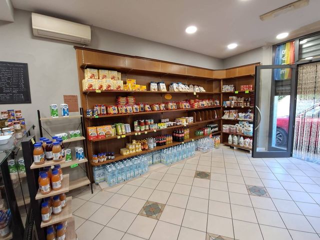 Negozio in Via Montalese 450, Prato - Foto 1