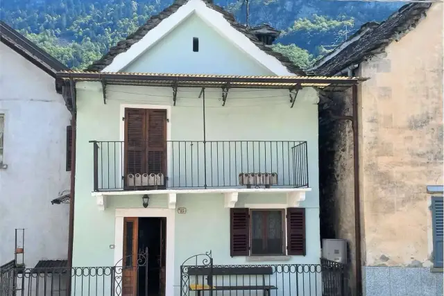 Casa indipendente in Frazione Rosso, 46, Varzo - Foto 1