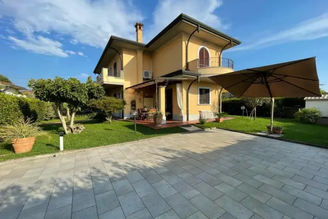 Two-family villa, Montignoso - Photo 1