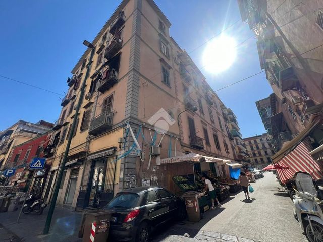 Negozio in Via San Giovanni E Paolo 133, Napoli - Foto 1