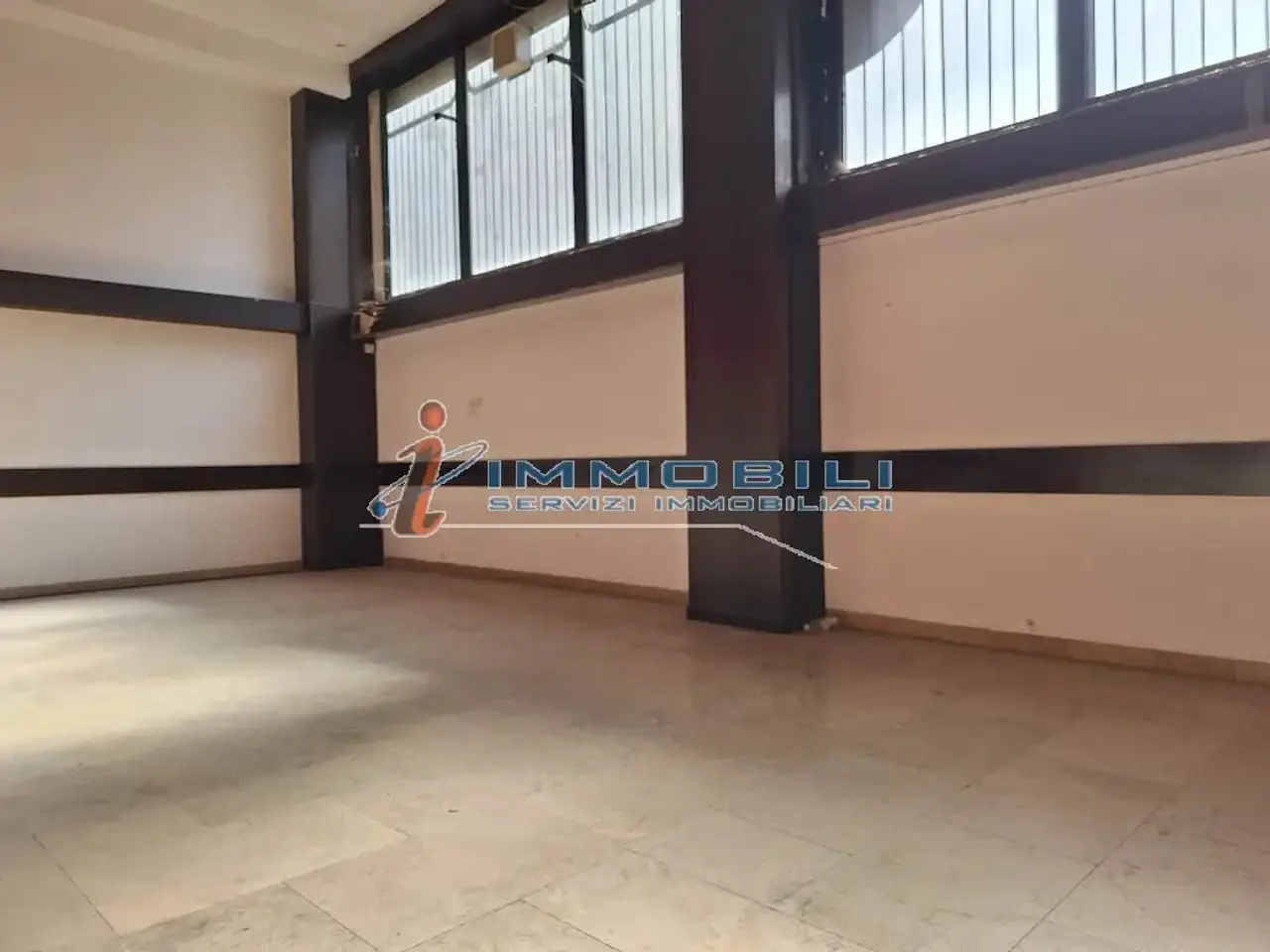 Esercizio commerciale in Via Vittor Pisani, Milano, {3} - Foto 1