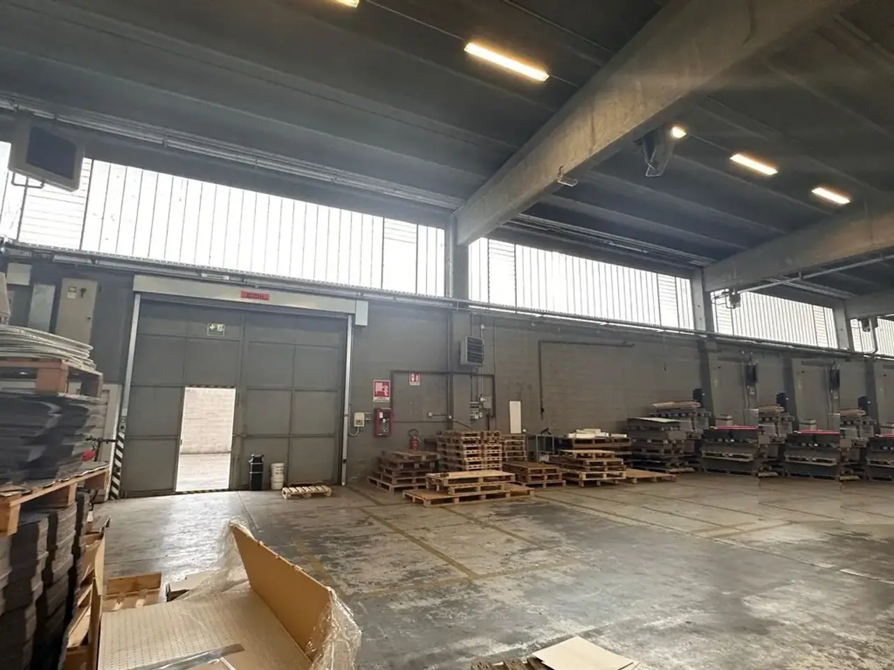 Capannone in , Caronno Pertusella, {3} - Foto 1