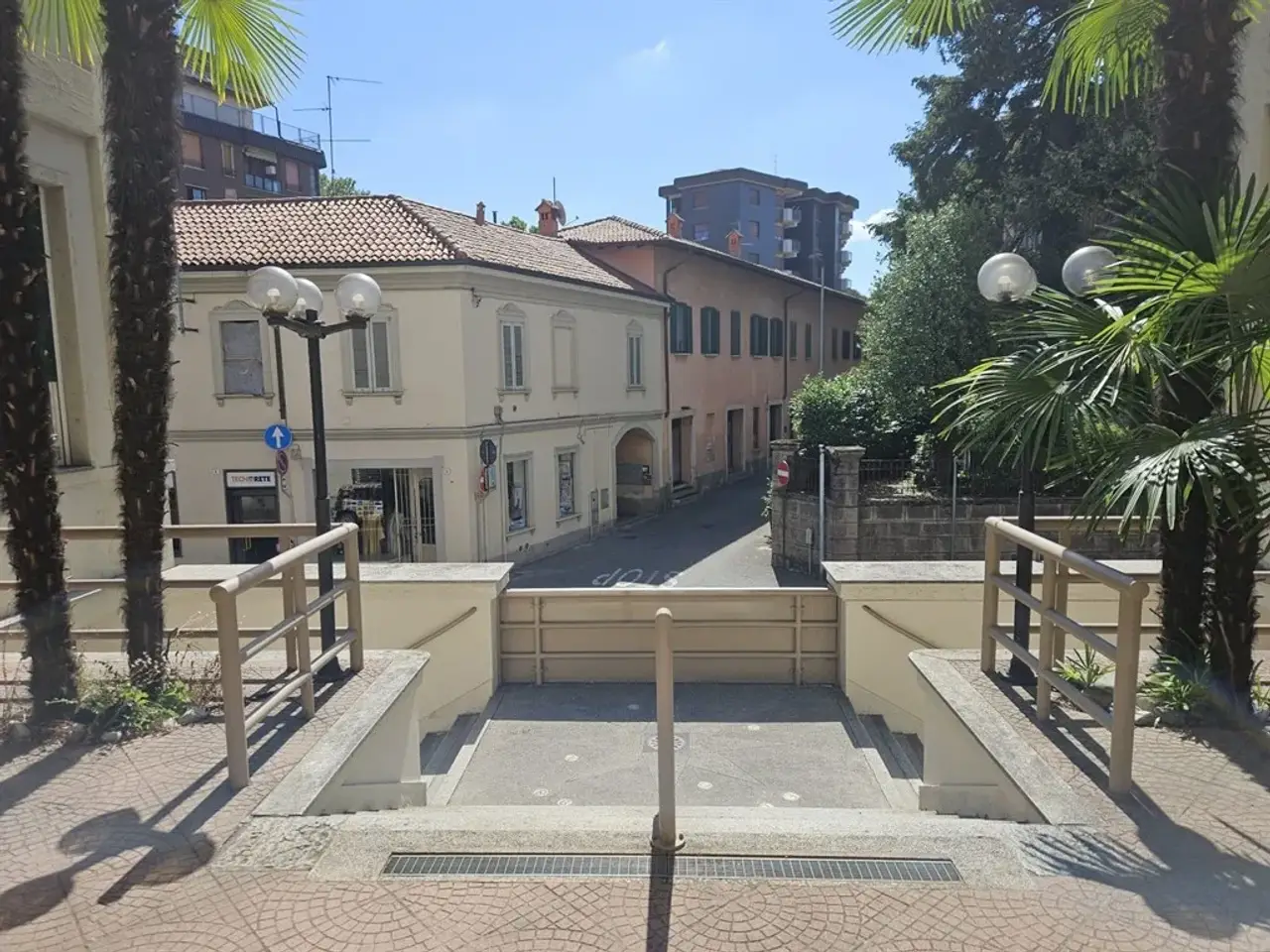 Negozio in Corso della Libertà 25, Carate Brianza, {3} - Foto 1