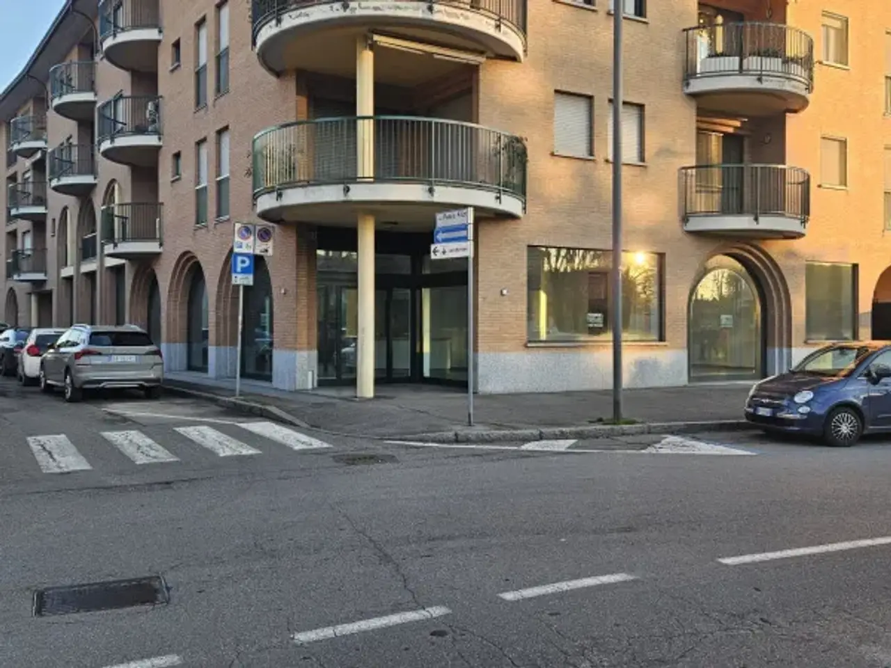 Negozio in Viale Cesare Battisti 39, Treviglio, {3} - Foto 2