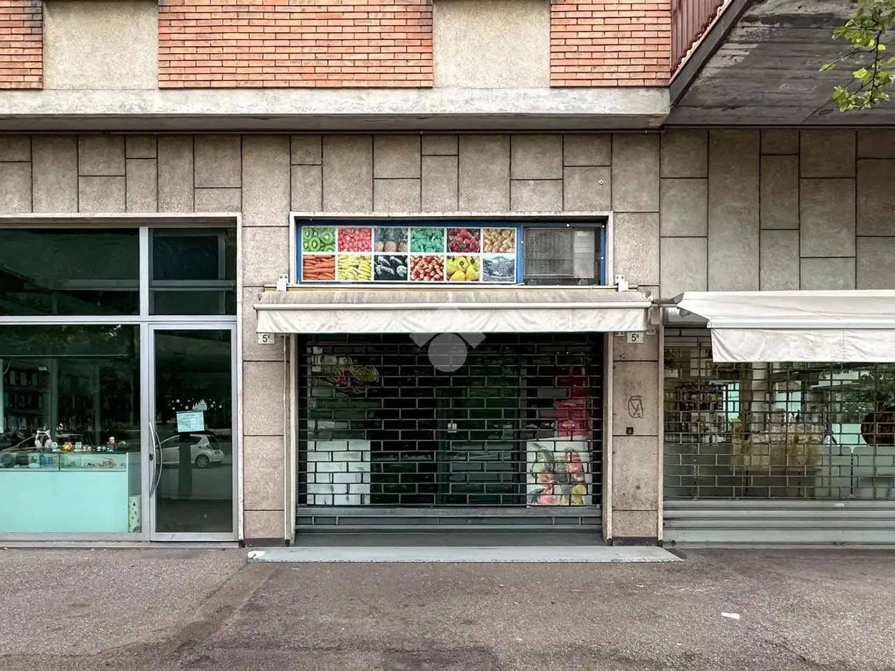 Negozio in Piazza Vittorio Veneto 5, Verona, {3} - Foto 1