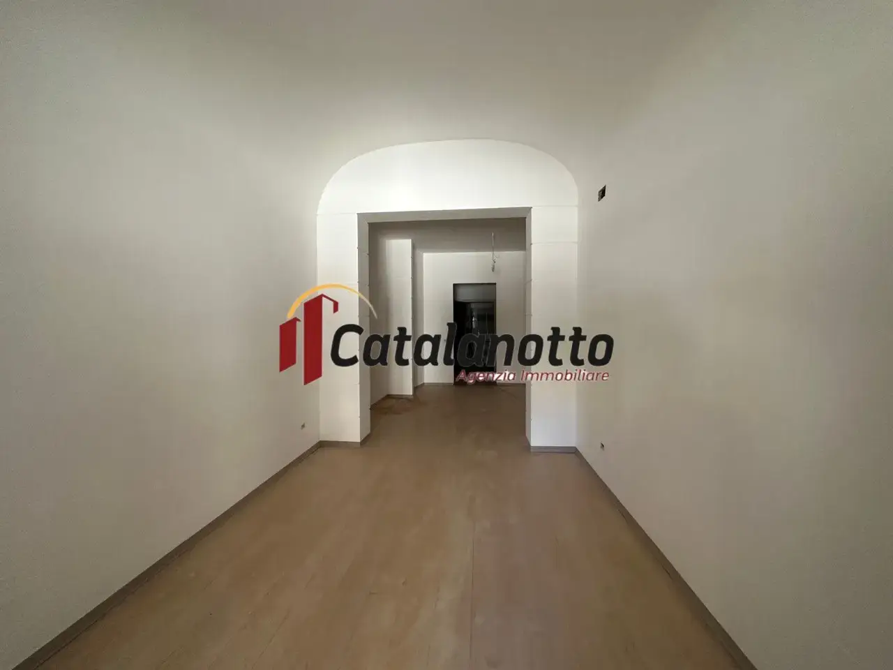 Locale commerciale in Piazza Camillo Benso Conte di Cavour, Quartiere San Giovanni, Castelvetrano, Trapani, Sicilia, 91022, Italia, Castelvetrano, {3} - Foto 1