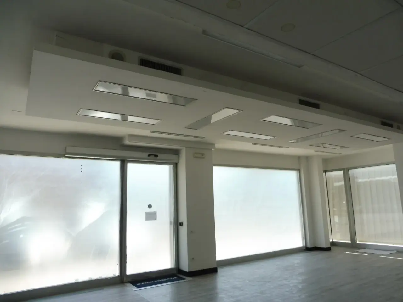 Negozio in Piazzale Cadorna 41, Bassano del Grappa, {3} - Foto 1