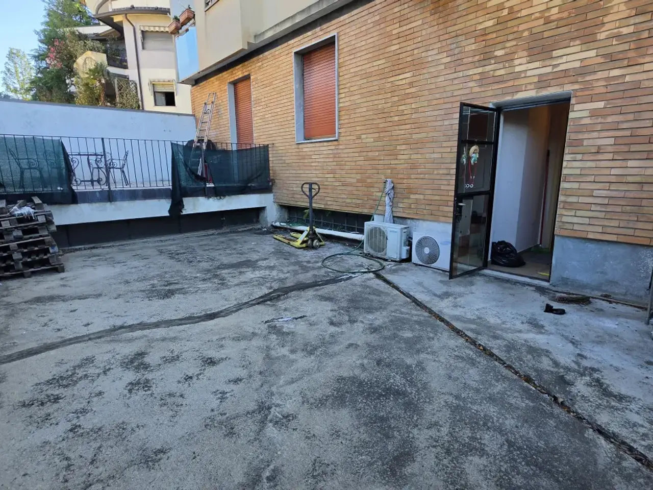 Negozio in Via Pio X Papà Sarto 2, Busto Arsizio, {3} - Foto 2
