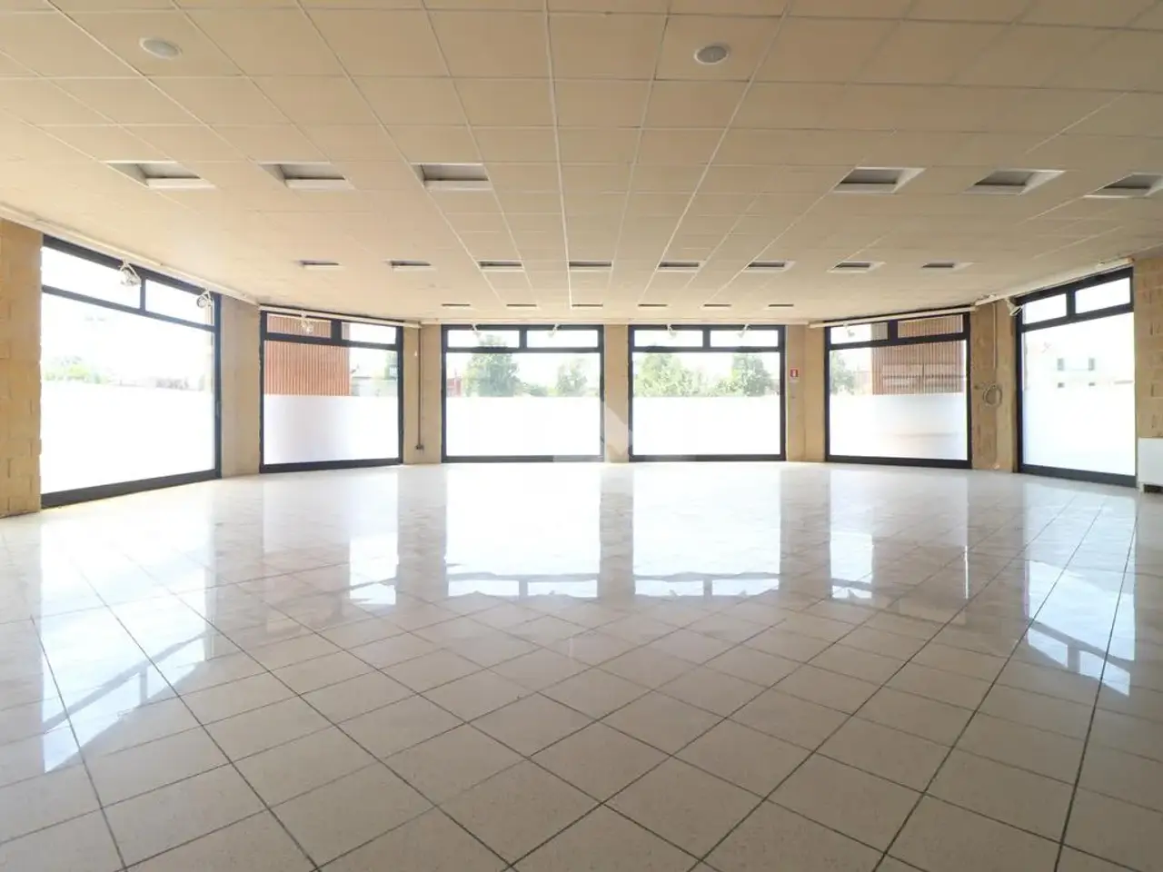 Negozio in Via Bachelet 22, Porto Mantovano, {3} - Foto 1